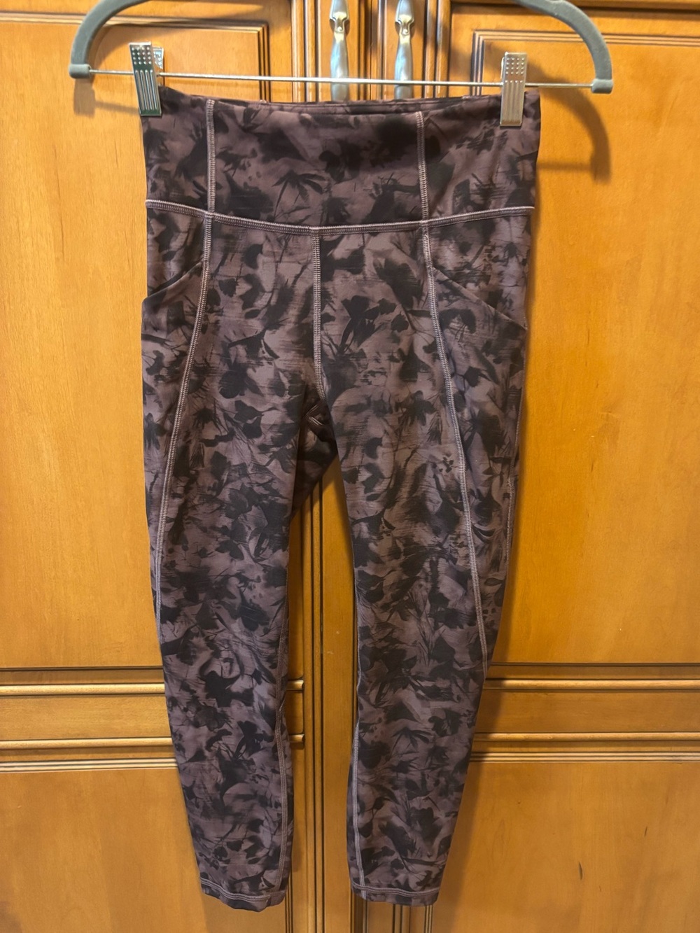 lululemon athletica Leggings in Plum and Black. Size: 4